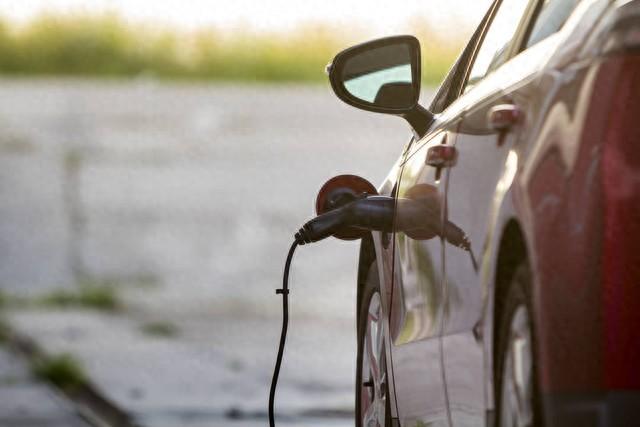 5年后，新能源汽车VS燃油车：谁更值钱？