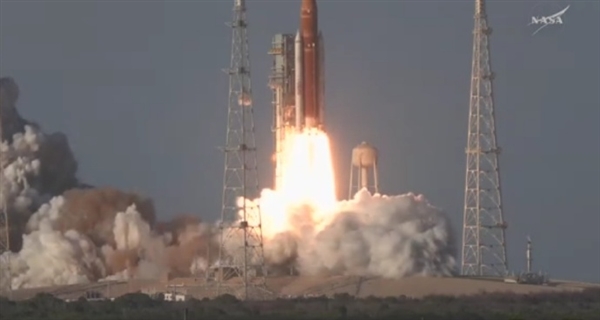 美国载人绕月任务成功 进入预定轨道太阳翼已顺利展开